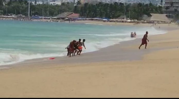 Salvavidas de la Promotora de Playas rescatan a bañista adolescente en playa de Acapulco. Intensifican operativos en fin de semana