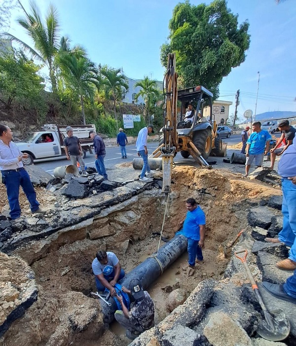 Atiende Gobierno de Guerrero de manera emergente fuga de agua en la Av. Escénica de Acapulco por instrucciones de Evelyn Salgado
