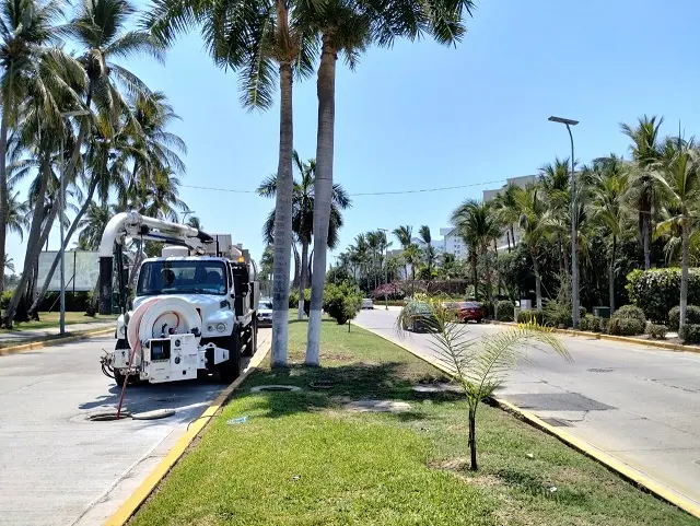 Coadyuva CAPASEG con desazolve de taponamientos pluviales en zona Diamante de Acapulco, con el camión hidrováctor estatal