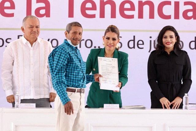 Evelyn Salgado da seguridad y certeza jurídica al patrimonio de 247 familias con la entrega gratuita de títulos de propiedad en Guerrero