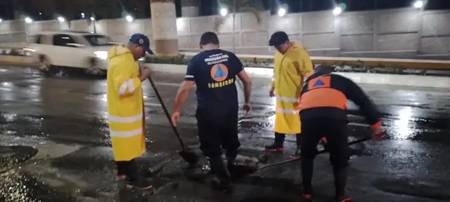 Personal de Protección Civil Estatal realiza recorridos preventivos en zonas de alto riesgo por lluvia en Acapulco