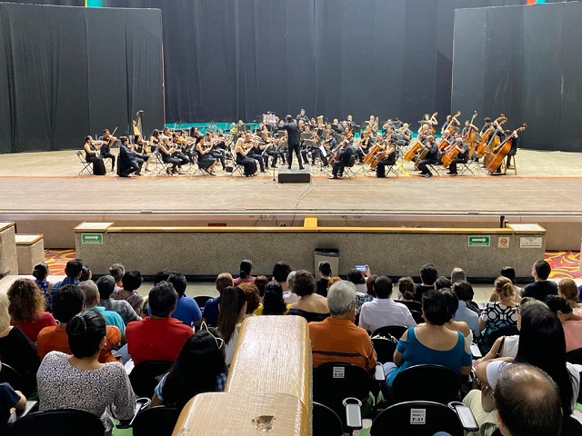 Turistas y Acapulqueños disfrutan majestuoso concierto de la Filarmónica de Acapulco. Recibe al músico veracruzano Jorge Vázquez como director huésped