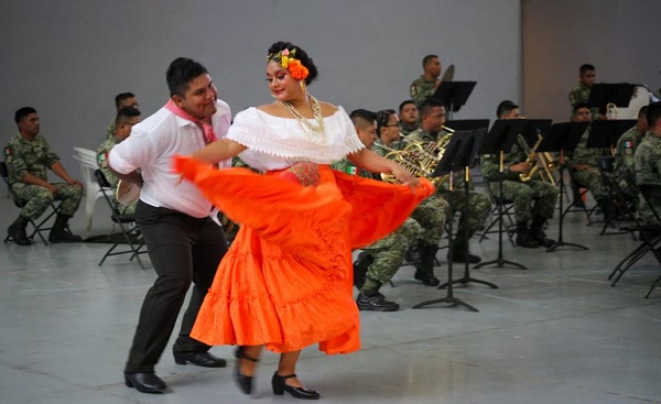 Al ritmo de danzón el segundo concierto de verano de la Banda de Música de la IX Región Militar en el parque Papagayo