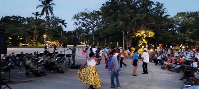 Concluyen los Conciertos de Verano de la Banda de Música de la IX Región Militar en el parque Papagayo, pusieron a bailar a todos los asistentes