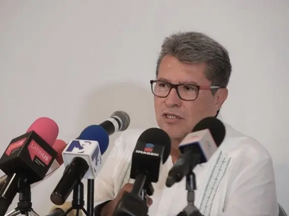 Ricardo Monreal propone aumentar bancarización, para reducir margen de maniobras ocultas; seguir la ruta del dinero, entre sus propuestas en Guerrero
