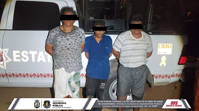 Detiene Policía Estatal a tres masculinos en Acapulco. Dijeron llamarse José “N”, Derian “N” y Julio “N”, a quienes se les localizó un arma de fuego; 20 cartuchos útiles calibre 9mm; un cargador;