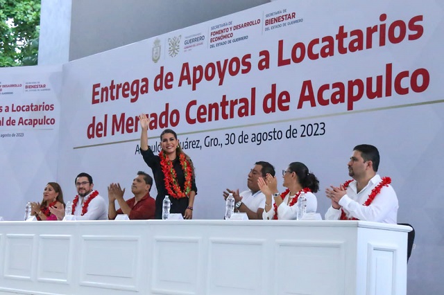 Evelyn Salgado entrega apoyos a locatarios del Mercado Central de Acapulco. Esta es una muestra, un granito de arena tal vez, un pequeño apoyo de lo mucho que ustedes se merecen