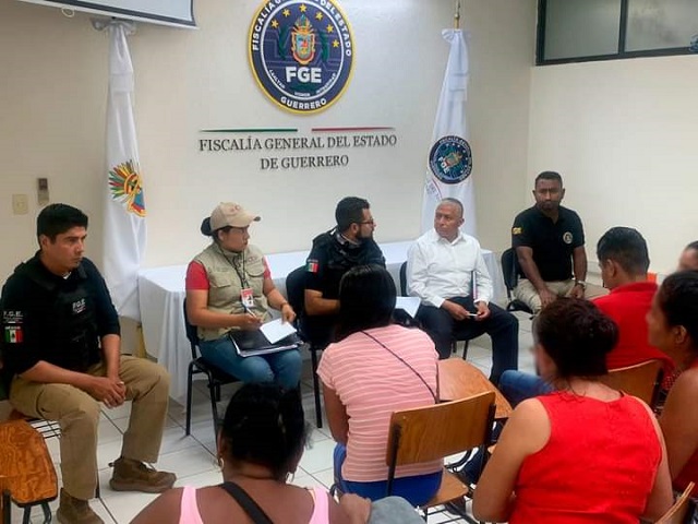 Autoridades de gobierno y FGE se reúnen con familiares de seis jóvenes desaparecidos en Acapulco, desplegaron un intenso operativo de búsqueda