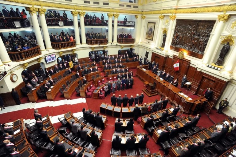 Congresistas de Perú Presentan Moción de Destitución contra Presidenta