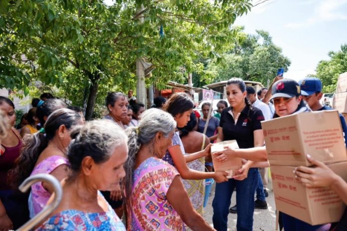 Entrega DIF Estatal apoyos a familias de Acapulco afectadas por Max, este acto de entrega es un claro ejemplo del esfuerzo para apoyar