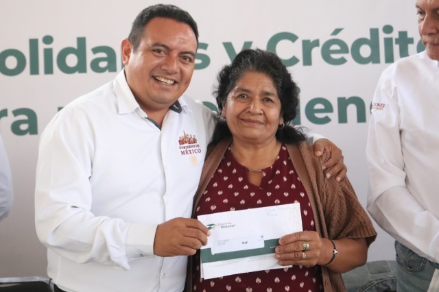 Entrega Iván Hernández Díaz, Apoyos de Crédito Solidario, quienes lo solicitan por segunda ocasión, recibirán $10,000 (diez mil)