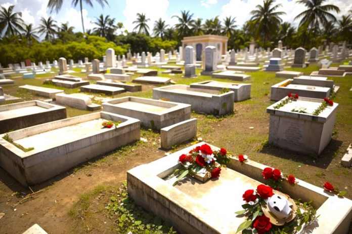 Investigaciones por 6 Cadáveres de Bebés en República Dominicana. Las puertas de la funeraria La Popular permanecen cerradas