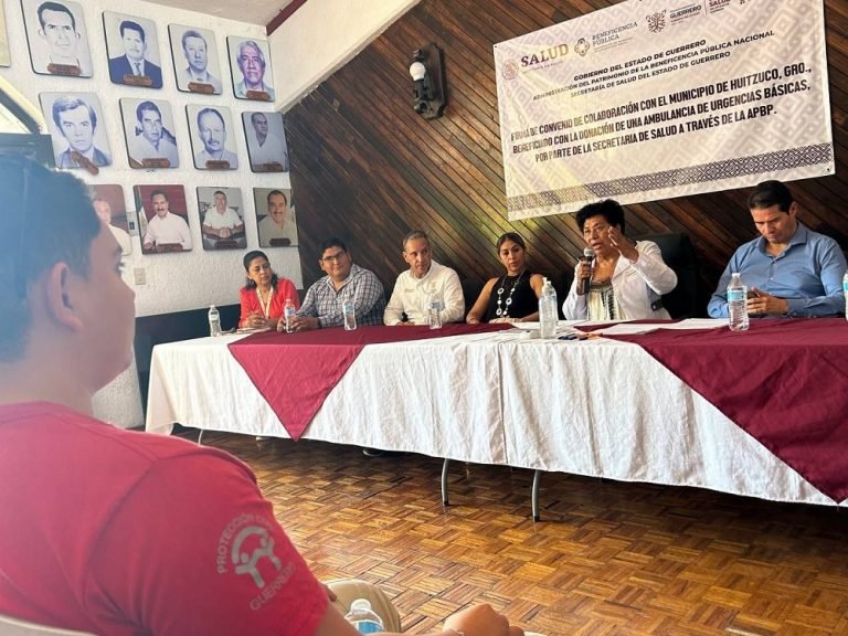 FIRMA SALUD GUERRERO Y AYUNTAMIENTO DE HUITZUCO CONVENIO POR UNA AMBULANCIA OTORGADA POR LA BENEFICENCIA PÚBLICA.