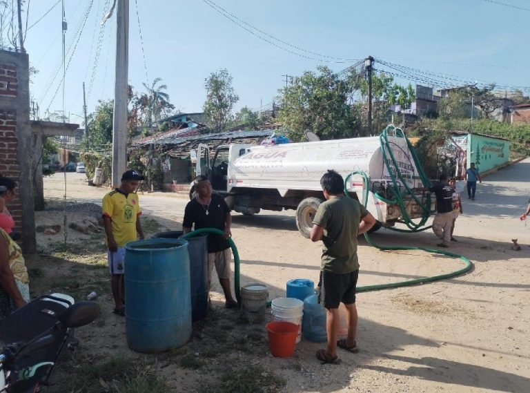 Continuará la entrega de apoyos a damnificados por otis