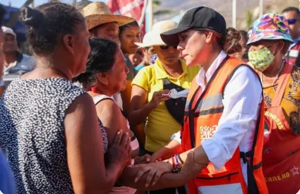Continúa Evelyn Salgado apoyando a familias damnificadas por Otis