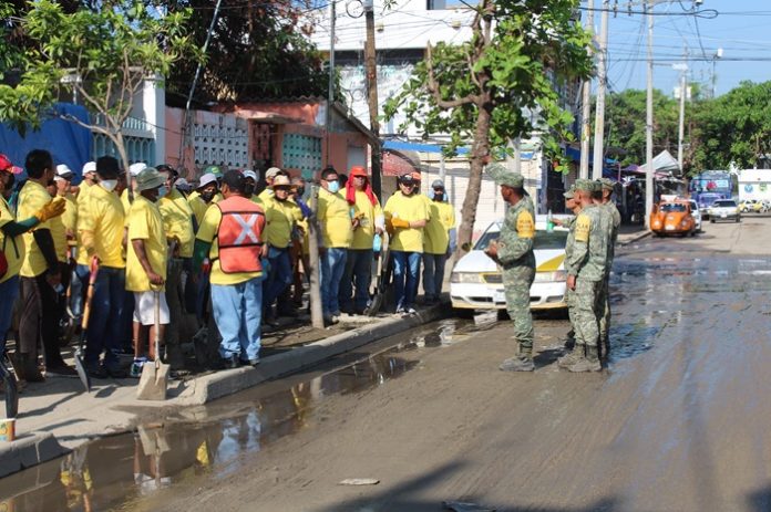 Voluntarios se unen para limpiar puerto de Acapulco, varios vecinos de Ciudad Renacimiento manifestaron su gratitud por el servicio recibido