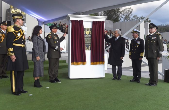 Clausura de los Festejos del Bicentenario del Heroico Colegio Militar. El acto comenzó con el Presidente de la República presidiendo los honores plenos