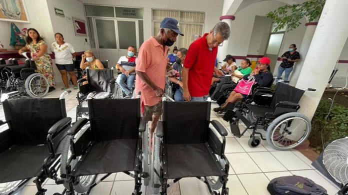 Realiza DIF Guerrero la tercera entrega de aparatos funcionales para personas damnificadas de Acapulco por Otis