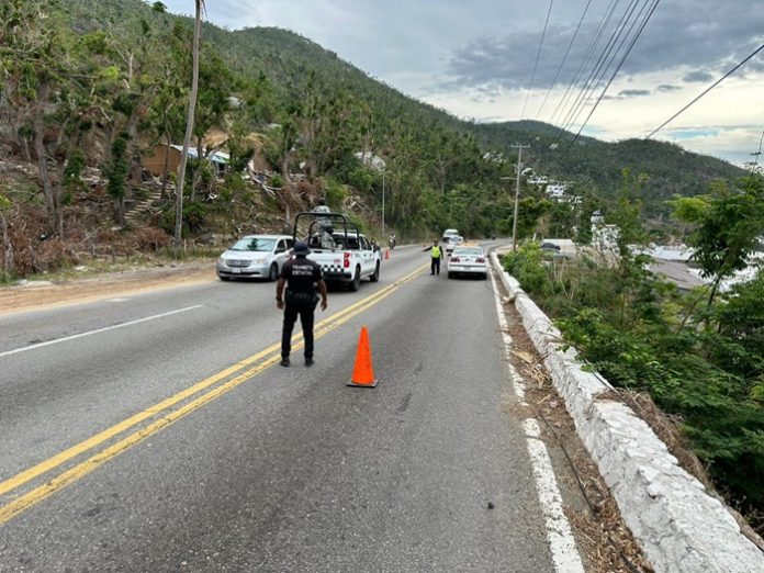 Gobierno de Guerrero atiende dos derrumbes en Acapulco, personal de Tránsito Estatal, con dos unidades automotrices, brinda apoyo vial