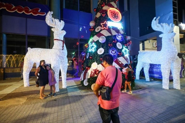 Gobierno de Evelyn Salgado decora con luces navideñas zonas de Acapulco