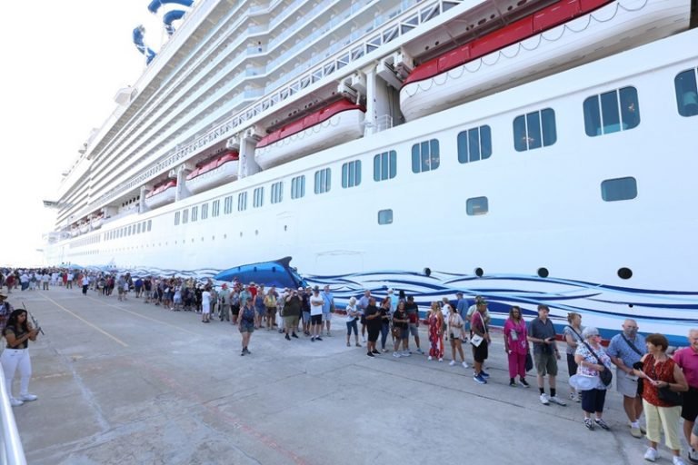 Arriba a Acapulco el Norwegian Bliss, primer crucero del 2024  