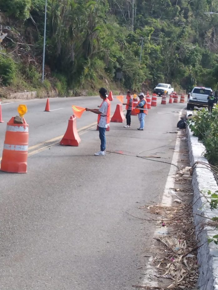 Atiende gobierno de Evelyn Salgado socavón en Avenida Escénica de Acapulco. Los trabajos a realizar son un muro tipo MMC-2 con concreto armado