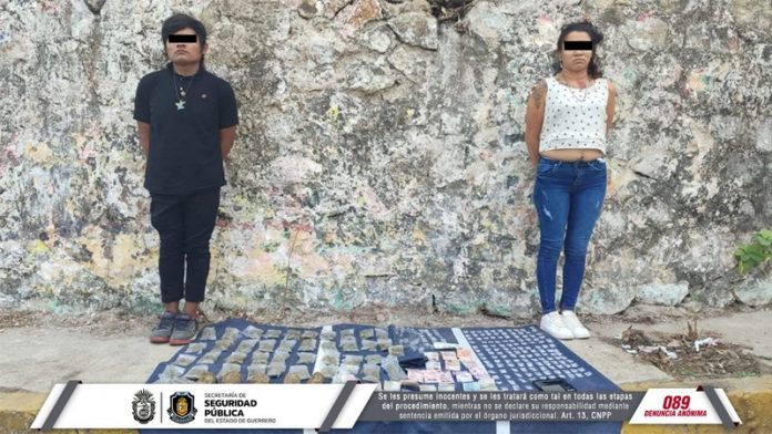 Detiene la Policía Estatal a 2 personas en el municipio de Acapulco. Las personas y la presunta droga fueron puestos a disposición