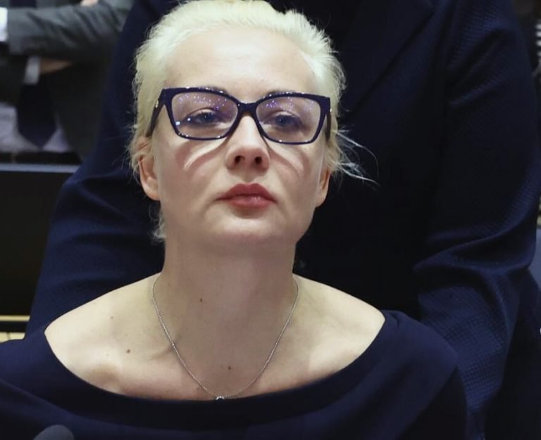 Acusaciones y Tensiones: Viuda de Navalni Denuncia Ocultamiento del Cuerpo y Acusa a Putin de Asesinato