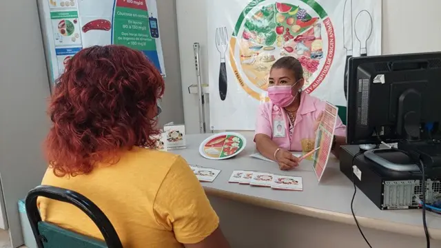 Promueve IMSS talleres sobre estrategia educativa NutrIMSS, entrega al paciente la “Cartera de alimentación correcta y actividad física”
