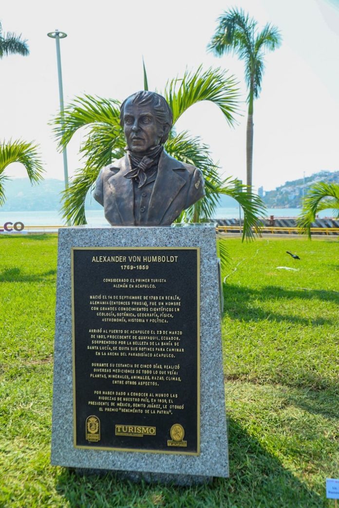 Develan el busto de Alexander Von Humboldt en Acapulco, asistieron representantes del sector turístico, del gobierno, así como empresarios