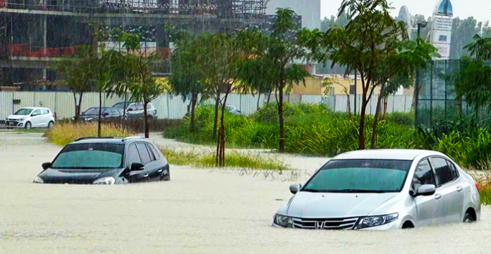 Lluvias fuertes en Emiratos Árabes Unidos: Inundaciones en Dubái. Comenzaron el lunes por la noche, empapando la arena y las carreteras