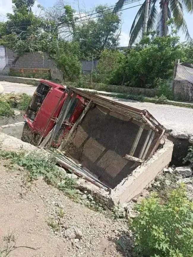 Camioneta Caída en Obra Inconclusa de Acapulco