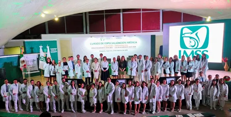 Egresan 67 especialistas de unidades médicas del IMSS Guerrero