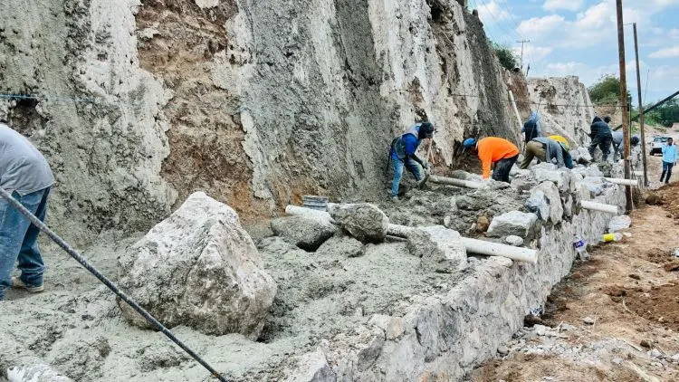 Rehabilitación de carretera Petaquillas-Coatomatitlán, afectada por John