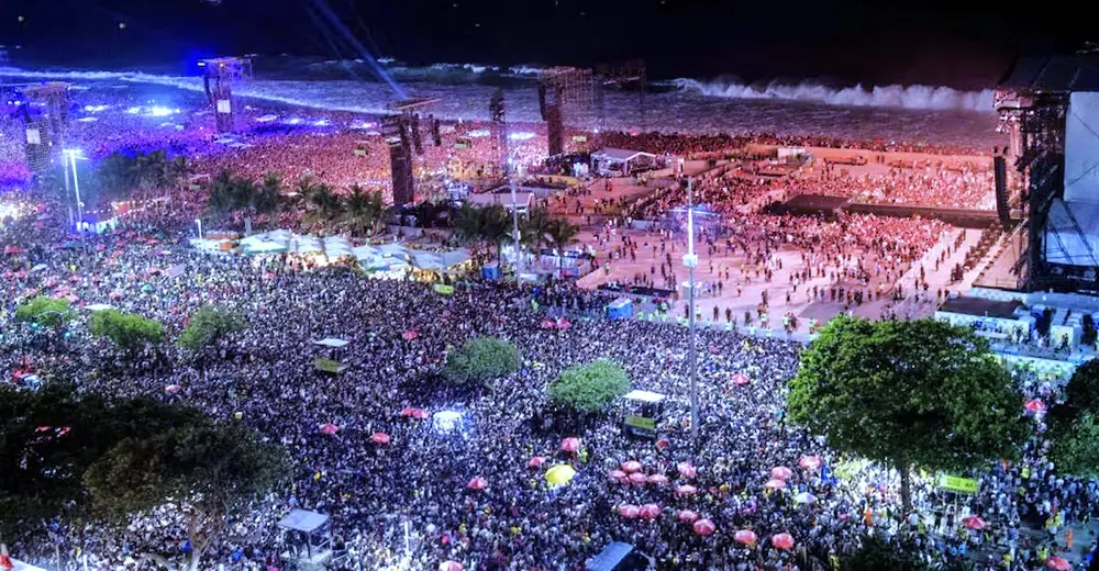 Lady Gaga en Playa Copacabana Río de Janeiro Brasil, el océano como telón de fondo y, sobre todo, un público ansioso por vivir algo único