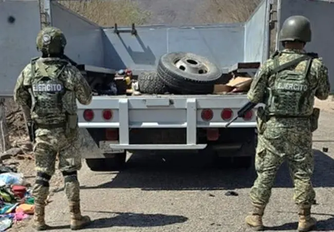 Tres soldados heridos en Culiacán , localizaron y aseguraron una camioneta tipo redila con blindaje artesanal