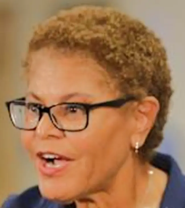 Karen Bass levanta el toque de queda en el centro de Los Ángeles Levanto el toque de queda a partir de hoy, dijo en un comunicado oficial