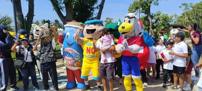 Cursos de verano Papagayo 2025 inicia con carrera de botargas. Los menores están en todo momento acompañados de sus maestros