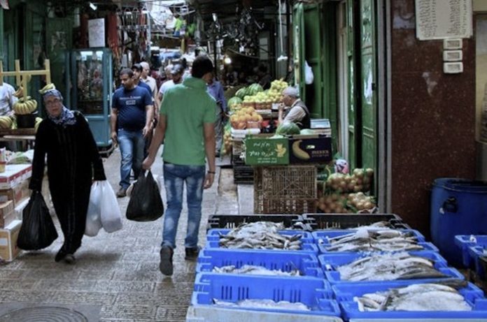 Israel anuncia reapertura parcial del comercio local en Gaza, como alimentos básicos, para bebés, frutas, verduras y artículos de higiene,