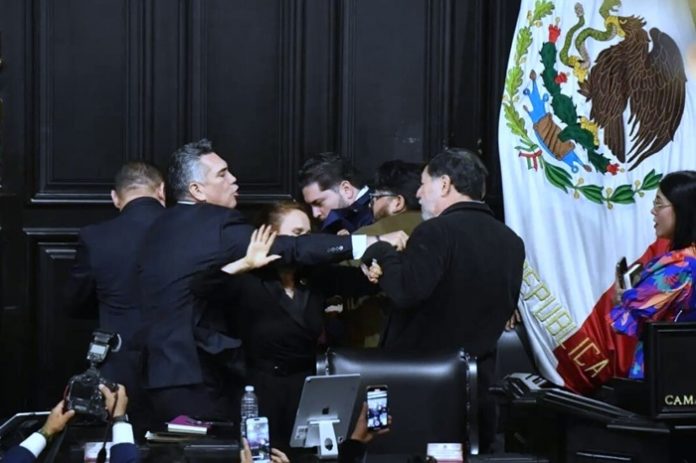 ⚠️💥 Escándalo en el Senado: Alito Moreno agrede físicamente a Gerardo Fernández Noroña. 🧩 Moreno Cárdenas ha acumulado múltiples denuncias por acoso y corrupción.