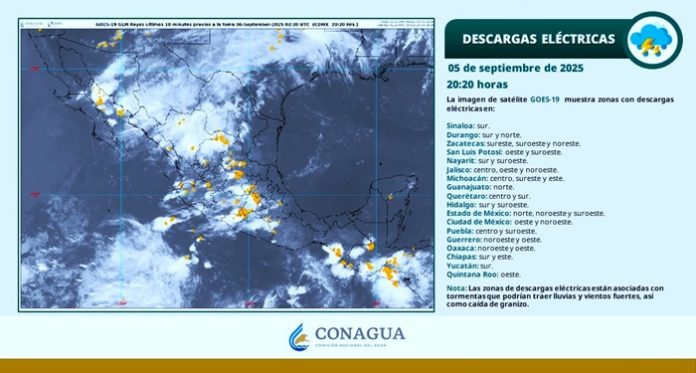 En las próximas horas se esperan lluvias intensas en zonas de Sonora, Sinaloa y Durango. A pesar de las lluvias, el ambiente caluroso a muy caluroso persistirá en amplias regiones del país