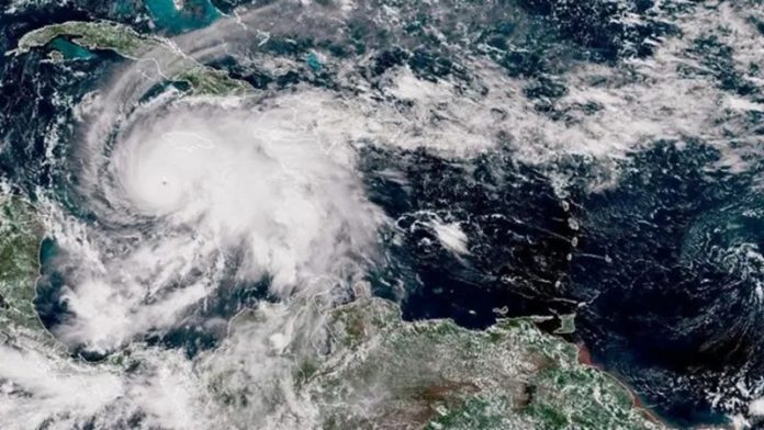 El poderoso huracán Melissa, categoría 5, avanza hacia Jamaica El huracán Melissa, categoría 5, avanza hacia Jamaica con vientos de 278 km/h. Expertos advierten una “situación catastrófica” y relacionan su fuerza con el calentamiento del Atlántico.