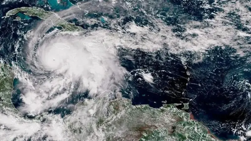 El huracán Melissa, categoría 5, avanza hacia Jamaica con vientos de 278 km/h. Expertos advierten una “situación catastrófica” y relacionan su fuerza con el calentamiento del Atlántico.