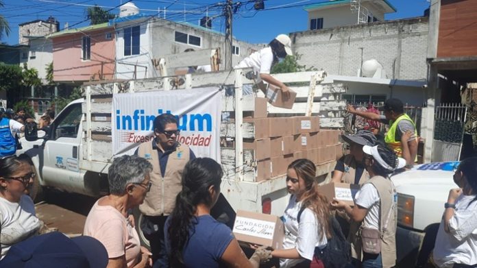 Fundaciones Carlos Slim y Telmex Telcel envían 30 toneladas de ayuda a Veracruz. La entrega se realiza con empleados y voluntarios