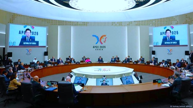 Xi Jinping llama en APEC a “proteger conjuntamente el libre comercio”-. Xi en APEC pide proteger el libre comercio y presenta un plan de 5 puntos para una globalización “inclusiva y beneficiosa”; distensión tras su reunión con Trump