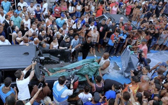 La operación “Contención” dejó 132 muertos en Río, entre ellos cuatro policías. Vecinos denuncian abandono y exigen investigación urgente.