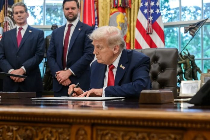 🧊 Trump autoriza construcción de rompehielos en Finlandia para el Ártico. Con este movimiento, sienta las bases para una estrategia de largo plazo en una de las regiones más estratégicas del siglo XXI