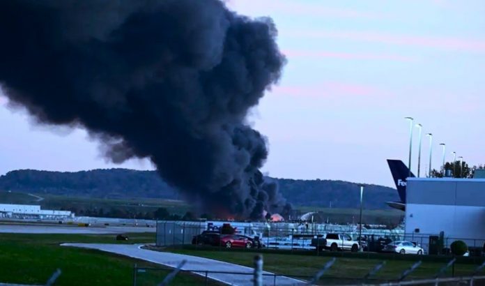 Un avión de carga de UPS se estrelló cerca del aeropuerto de Louisville, Kentucky. Tres personas fallecieron y once resultaron heridas.