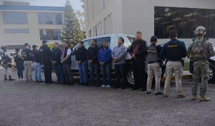 Siete escoltas del exalcalde asesinado en Uruapan Carlos Manzo los detienen en Michoacán por homicidio calificado y por omisión.