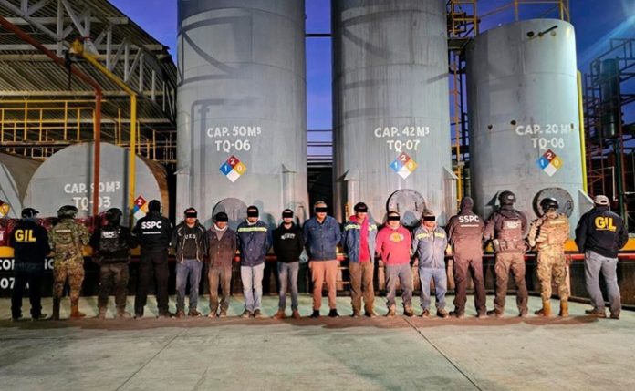 Autoridades federales aseguraron una refinería clandestina en Perote, Veracruz. 8 detenidos y 250 mil litros de combustible incautados.